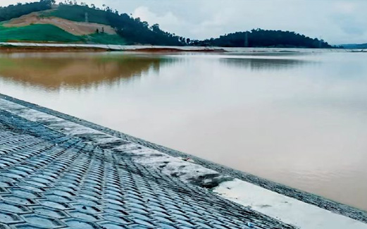 Self built reservoir